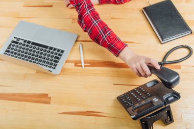 Bayan Close-Up ellerini masanın üzerinde yatan bir telefon ile bir ofiste eller iş yeri. Modern Lcd denetimi Denetimler destek karar yanıt. Dijital iletişim teknolojisi