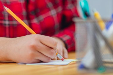 Ofiste çalışan bir genç kız elleri. Bu süre içinde onun elinde kalem tutan bir iş planı gün için yazdı.