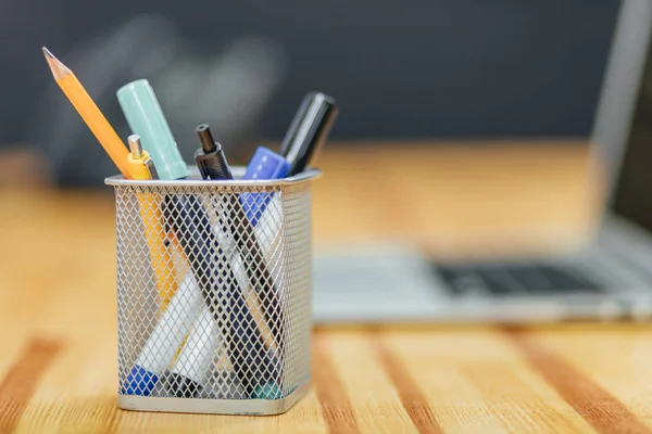 Contadores, canetas com diferentes adesivos coloridos em uma mesa de madeira. Trabalho de gerentes. Papelaria diferente . — Fotografia de Stock