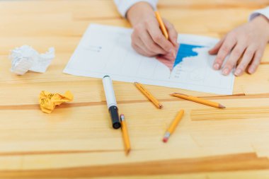 Büroda çalışıyorum. İş büyüme istatistikleri raporlama. Kırık sarı boya kalemi hesap makinesi yalan masada.