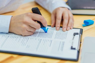 Kadının elini tutarak marker, çizim, Strateji planlama, yapışkan notlar ve scrum kullanarak çalışma projesi, yakın çekim. Eğitim, dil, sınav öğrenme üniversite öğrencisi. Eğitim kavramı.