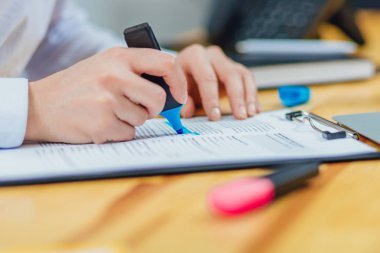 Kadının elini tutarak marker, çizim, Strateji planlama, yapışkan notlar ve scrum kullanarak çalışma projesi, yakın çekim. Eğitim, dil, sınav öğrenme üniversite öğrencisi. Eğitim kavramı.