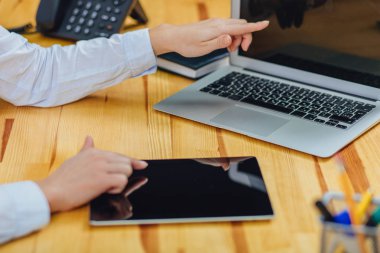 El dokunmatik tablet aboveon boş ekranda bir masa lambası üstten görünüm, içerik görüntülenmesi için izin alan. Teknoloji kavramı, sahte için montaj içerik.