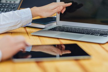El dokunmatik tablet aboveon boş ekranda bir masa lambası üstten görünüm, içerik görüntülenmesi için izin alan. Teknoloji kavramı, sahte için montaj içerik.