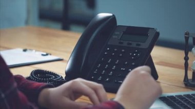 Bir dizüstü bilgisayar için çalışan genç iş kadın. Yakışıklı kaldırma aynı zamanda bir süre sonra bu yere yerleştirir ve çalışmaya devam eder.