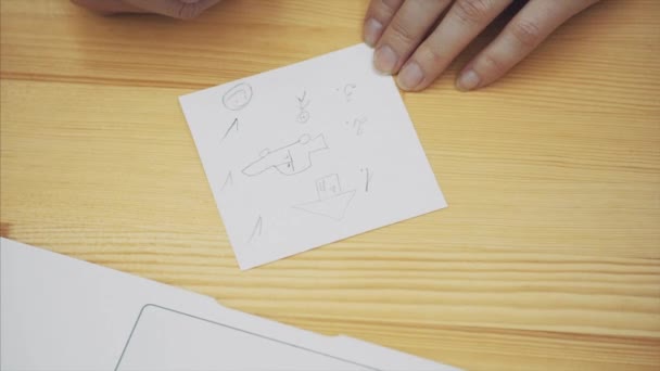 Malt der Künstler eine Skizze der gegenwärtigen Lebenspläne. Hände zeichnen mit einem kreativen Arbeitsplatz. — Stockvideo