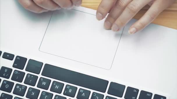 Auf einem grauen Laptop greifen junge hübsche Geschäftsfrauen in Großaufnahme nach Druckknöpfen. Schießen von oben. — Stockvideo