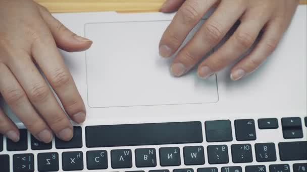 Womens jonge knappe bedrijf handen close-up drukknoppen op een grijze laptop. Vanaf de top schieten. — Stockvideo