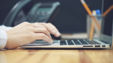 El iş kadını. Ofiste masasının üzerindeki fazla mesai bir dizüstü bilgisayar kullanan bir kişi. Bir defter üzerinde çalışmış olanların kapanır. Bir kalem alarak iş planı çizer.