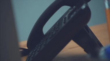 Bayan Close-Up ellerini masanın üzerinde yatan bir telefon ile bir ofiste eller iş yeri. Modern Lcd denetimi Denetimler destek karar yanıt. Dijital iletişim teknolojisi