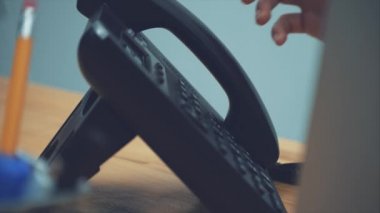 Bayan Close-Up ellerini masanın üzerinde yatan bir telefon ile bir ofiste eller iş yeri. Modern Lcd denetimi Denetimler destek karar yanıt. Dijital iletişim teknolojisi