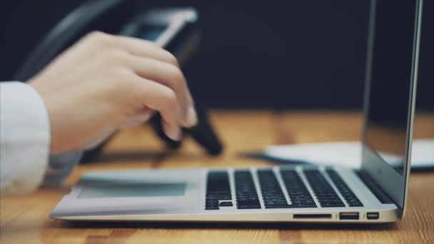 Hand affärskvinna. En person som använder en bärbar dator, arbetar övertid på hans skrivbord på kontoret. — Stockvideo