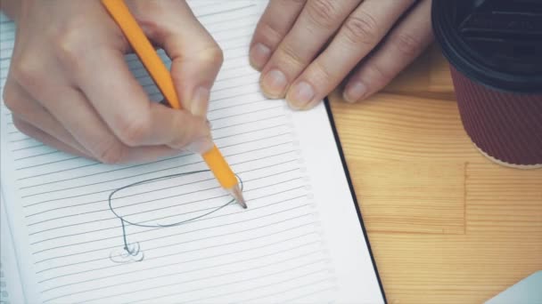 Primer plano de la estrategia de escritura a mano femenina en cuaderno con lápiz. Una mujer de negocios inventando un nuevo plan de negocios. Estrategia y concepto de planificación — Vídeo de stock