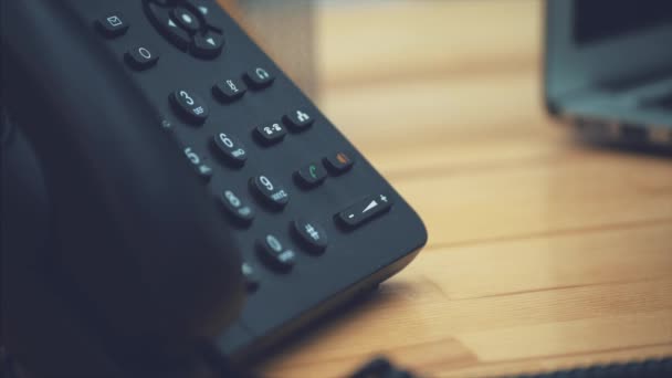 Κοντινό πλάνο γυναικεία χέρια σε ένα γραφείο με ένα τηλέφωνο στα χέρια τους που βρίσκονται στο τραπέζι, στο χώρο εργασίας. Σύγχρονες Lcd ελέγχου στοιχεία ελέγχου υποστήριξης απόφαση απάντηση. Η τεχνολογία της ψηφιακής επικοινωνίας — Αρχείο Βίντεο