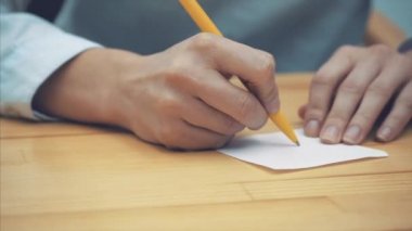 İşletme, pazarlama, planlama ve insan kavramı - bir kadının el beyaz kağıt üzerine çizim kalem ile yakın çekim.