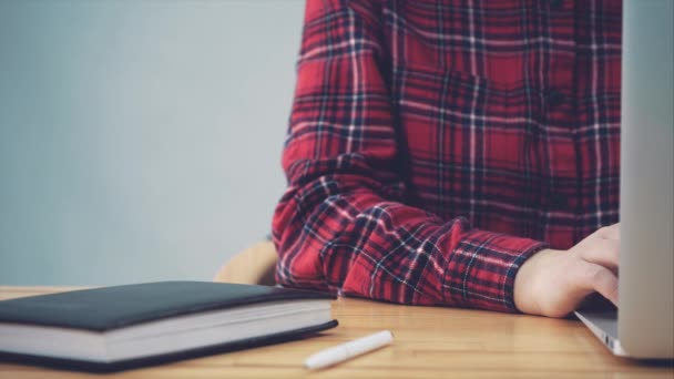 여자는 충분히 똑 똑 하다 사무실에서 일 하. 이, 그것은 회사 성장 위한 중요 한 단계를 만듭니다. 흰색 펜으로 노트북에 쓰기. — 비디오