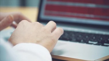 İş ve yatırım ekonomi kavramı: maliyet kontrol etmek ve yapmak bir finans programı ofiste, finansal yöneticilerinin görev, yeni bir plan kontrol etmek için bir işadamı bir işadamı