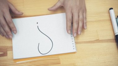 İş planı tamamladıktan sonra genç kız kadar soru işareti seçer. Her şeyi anlamıyor bir kamera için bir resim dönüştürme.