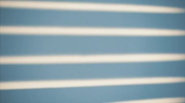 Rahatsız genç kız çerçevede ortaya çıktı. Genç seksi kız portresi. Kameraya bakarak ve güzel bir uzun siyah saçlı.