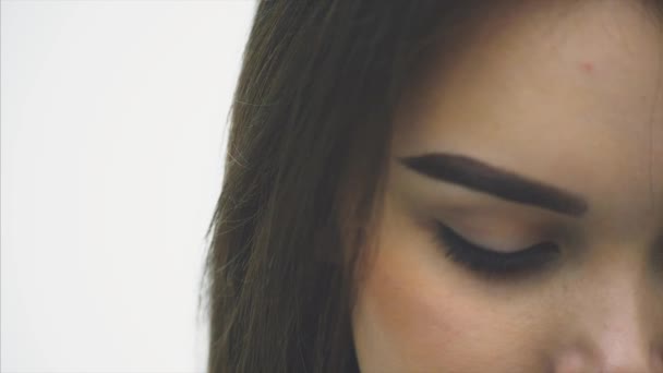 Bellezza Bruna Donna con Trucco Perfetto. Bellissimo trucco professionale. Sopracciglia perfette. Cura della pelle, fondazione, contorno. Bellezza ragazze faccia isolata su sfondo nero . — Video Stock