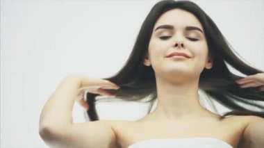 Güzel şehvetli kadın vücudu çok dokunaklı. Güzellik ve cilt bakım kavramı. Spa merkezi. İzole beyaz duvar kağıtları.