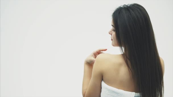 Schoonheid vrouw. Mooie jonge vrouwelijke aan haar huid te raken. Portret geïsoleerd op een witte achtergrond. Gezondheidszorg. Perfecte huid. — Stockvideo