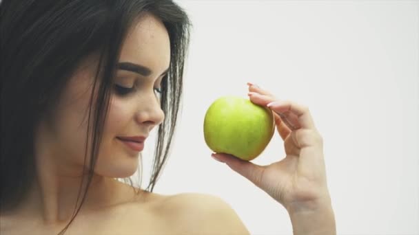 Hermoso cuerpo mujer sexy delgado. La realización de una celulitis verde para la salud. Chica fitness para la pérdida de peso y una alimentación saludable. aislado sobre fondo blanco, concepto de salud y dieta . — Vídeo de stock