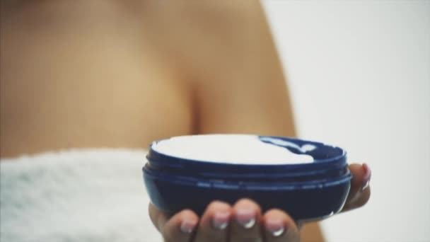 Frauenhand mit einer Schachtel Gesichtscreme in Großaufnahme. isoliert auf weißem Hintergrund. — Stockvideo