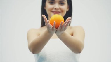 Beyaz stüdyo arka planda turuncu meyve ile izole çekici beyaz gülümseyen kadın portresi. Güzellik, bakım, Cilt, tedavi, sağlık, spa, kozmetik ve reklam kavramı.