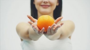 Beyaz stüdyo arka planda turuncu meyve ile izole çekici beyaz gülümseyen kadın portresi. Güzellik, bakım, Cilt, tedavi, sağlık, spa, kozmetik ve reklam kavramı.