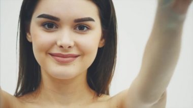 Güzel genç kız uzun saçlı deri ve mükemmel makyaj mükemmel. Turuncu meyve gözün arka plan üzerinde tutun. Beyaz arka plan.