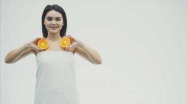 Neşeli çekici çok baştan çıkarıcı muhteşem Eşcinsel şirin komik komik pozitif doğal kız portresi. İki adet beyaz bir arka plan üzerinde izole turuncu gesticulating dil vardır.