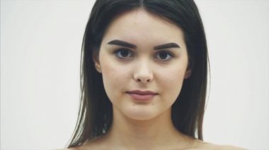 İki adet turuncu meyve olan neşeli büyüleyici oldukça büyüleyici çekici neşeli şirin komik komik pozitif doğal kız portresi.