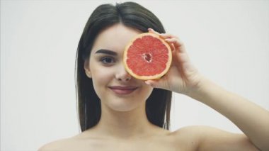 İki adet turuncu meyve olan neşeli büyüleyici oldukça büyüleyici çekici neşeli şirin komik komik pozitif doğal kız portresi.