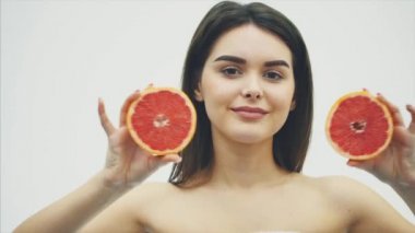 Bir kadının güzelliği ile vücudun sağlıklı cilt portakal narenciye greyfurt değil. Cazip taze vitamini. Stüdyo vurdu.