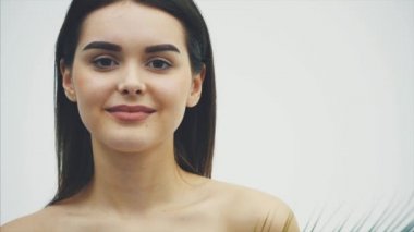 Doğal makyaj, uzun kirpik ve ferns yaprak yeşil genç güzel gülümseyen modeli. Spa, Cilt Bakımı ve sağlık.