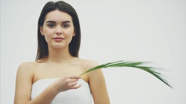 Mooi portret van verse jonge topless zwarte meisje met sproeten, geïsoleerd op een witte achtergrond, poserend met fern bladeren. — Stockvideo