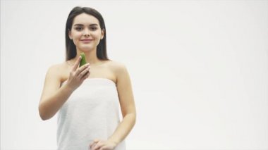 Avokado ile poz beyaz arka plan üzerinde izole duran bir çekici sağlıklı kadın Güzellik Portresi.