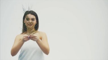 Doğal makyaj, uzun kirpik ve ferns yaprak yeşil genç güzel gülümseyen modeli. Spa, Cilt Bakımı ve sağlık. Güzellik ve cilt bakım kavramları.