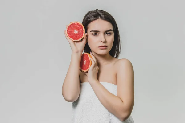 La belleza de una mujer es de naranja cítricos pomelo con la piel sana del cuerpo . — Foto de Stock