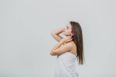 Parlak siyah ve düz uzun saçlı güzel kız modeli. Keratin düzelt. Tedavi, bakım ve spa uygulamaları. Düz saç modeli.