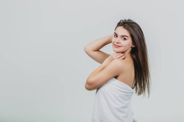 Parlak siyah ve düz uzun saçlı güzel kız modeli. Keratin düzelt. Tedavi, bakım ve spa uygulamaları. Düz saç modeli.