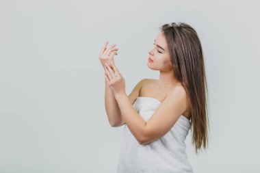 Yetişkin kadın portre, cilt bakım kavramı, güzel bir cilt ve manikür çivi ile eller. Stüdyo vurdu.