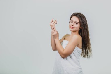 Yetişkin kadın portre, cilt bakım kavramı, güzel bir cilt ve manikür çivi ile eller. Stüdyo vurdu.