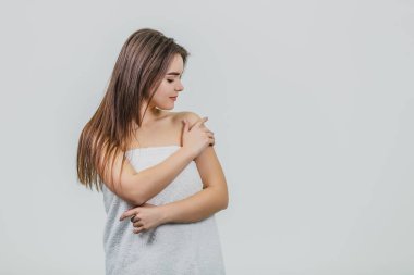 Güzellik Güzellik Salonu tedavi kadın beyaz havlu. Güzel güzel çok katlı Kafkas kadın modeli ile mükemmel cilt. Genç kadın beyaz arka plan üzerinde izole.