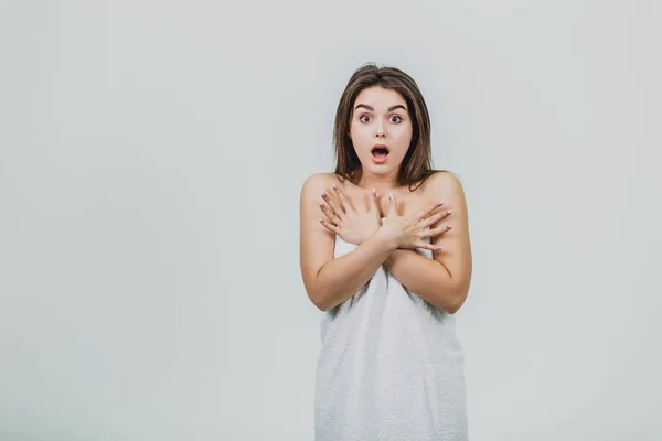 Belle jeune fille à la peau lisse sur un fond clair avec maquillage naturel et cheveux foncés bouclés . — Photo