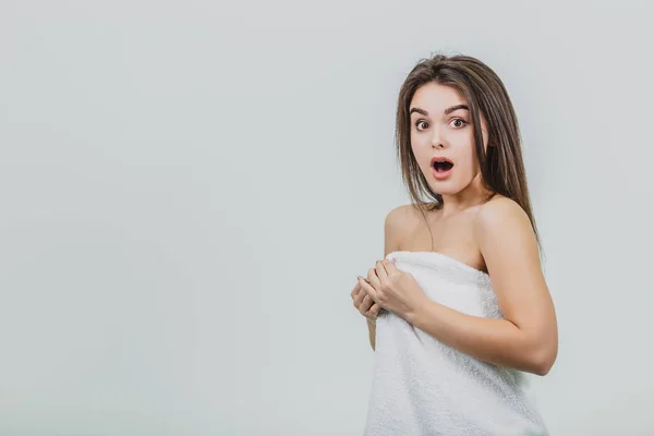 Bella ragazza con un bel trucco, giovane concetto di cura della pelle. Foto di una attraente ragazza bruna su uno sfondo bianco . — Foto Stock