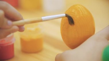 Meraklı çocuk bir Paskalya yumurta sarı renkte bir colourize için bitirme.