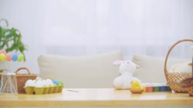 Sevimli küçük kız tavşan kulakları ile Paskalya süsleri tam masanın altına saklanıyor. Küçük sevimli beyaz tavşan kız tür saldırıyor. Reklam odam.