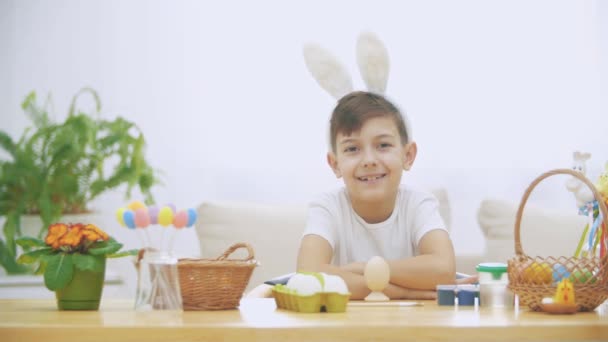 Liten söt och bedårande pojke ler uppriktigt. Pojken pumpa över. Begreppet påsklov. — Stockvideo